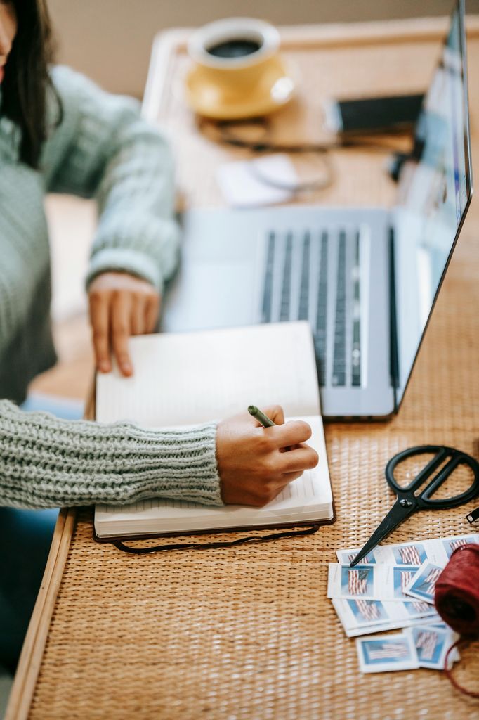 How Do You Write a Movie Title in an Essay? Complete Guide